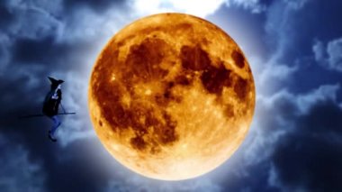 Bir süpürge turuncu ayın arka planı üzerinde uçan genç cadı. Cadılar Bayramı