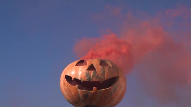 Sonriente calabaza de halloween con humo rojo. Movimiento lento — Vídeo de stock