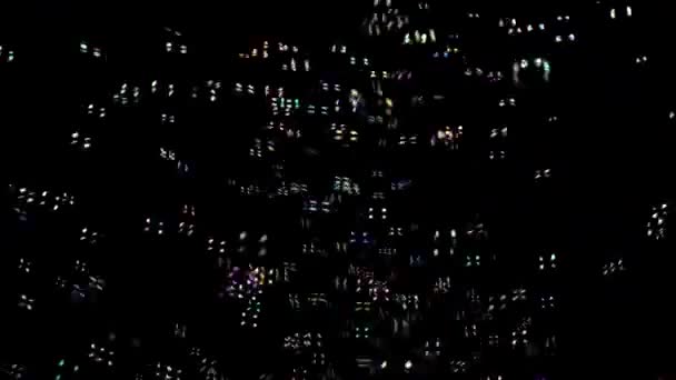 Kleine runde transparente Seifenblasen fliegen sehr schnell. schwarzer Hintergrund — Stockvideo