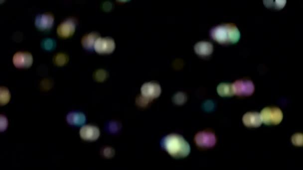 Abstrakte Lichter Bokeh fliegen. schwarze Hintergründe — Stockvideo