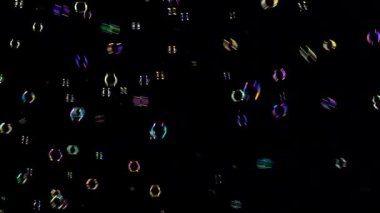 Renkli sabun köpüğü sağ tarafında dışarı uçarız. Siyah arka plan