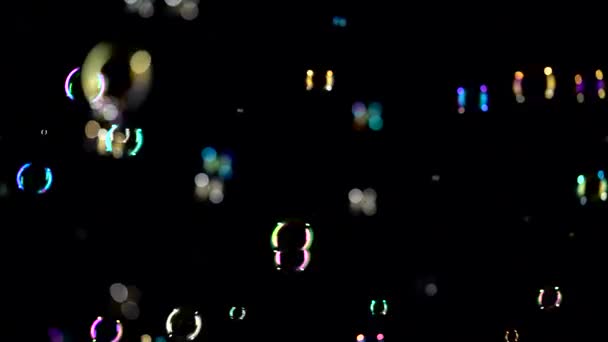 Soap bubbles flying and burst. Black backrounds — Stock Video