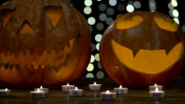 Verschiedene Halloween-Kürbisse mit gruseligem Gesicht und brennender Kerze. Nahaufnahme — Stockvideo