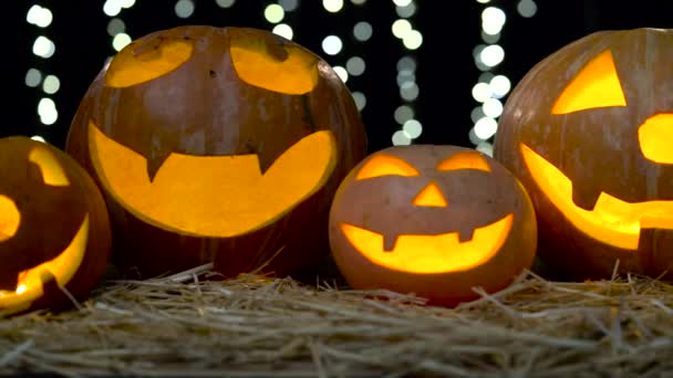Halloween pumpkin head jack Lucerna s hořícími svíčkami pozadí černé bokeh. Detailní záběr — Stock video