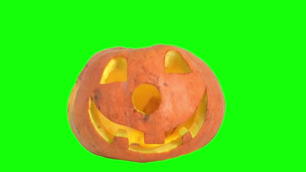 Zucca di Halloween con una faccia spaventosa su uno schermo verde — Video Stock