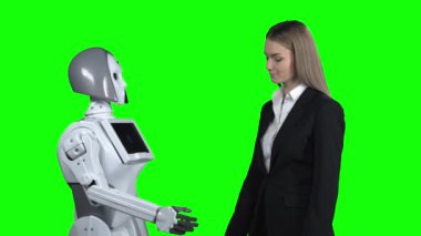 Kız elini ve selamı robot alır ağırlamaktadır. Yeşil ekran