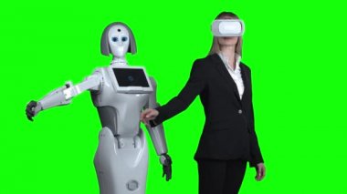 Sanal gerçeklik gözlük ve bir koyar giyen kız el yan ve robot peşinden yineler. Yeşil ekran