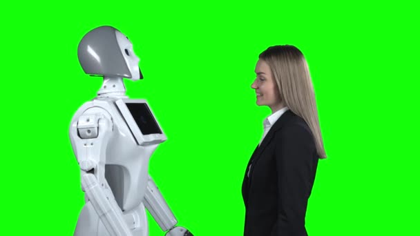 Meisje hugs de robot. Groen scherm — Stockvideo