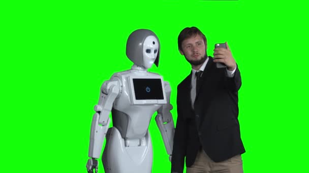 与机器人的家伙被拍照, 并采取自拍。绿屏 — 图库视频影像