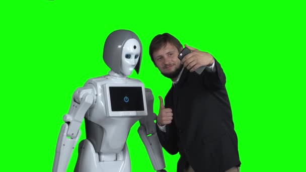 与机器人的家伙被拍照, 并采取自拍。绿屏 — 图库视频影像