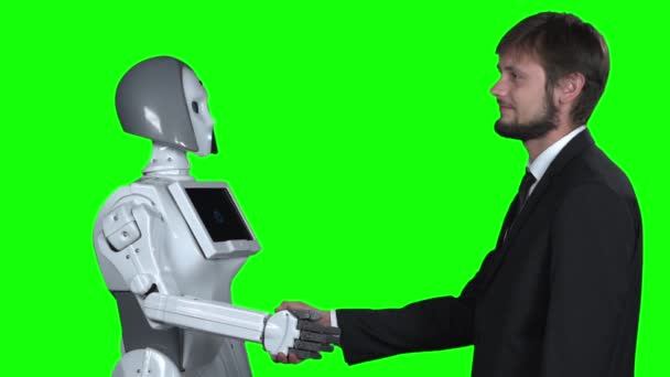 Robot sallar ellerin bir adamla onu selamlıyor. Yeşil ekran. Ağır çekim — Stok video