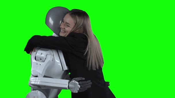 Dívka objímá robota. Zelená obrazovka. Zpomalený pohyb — Stock video