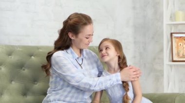 Anne hugs ve kızı öper