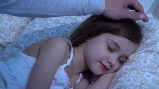 Muž tahy hlavu dcery, ona spí. Detailní záběr — Stock video