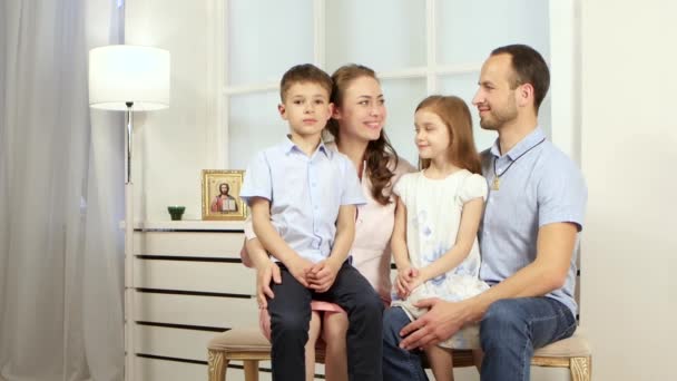 Familia sentada en el sofá y hablando — Vídeos de Stock