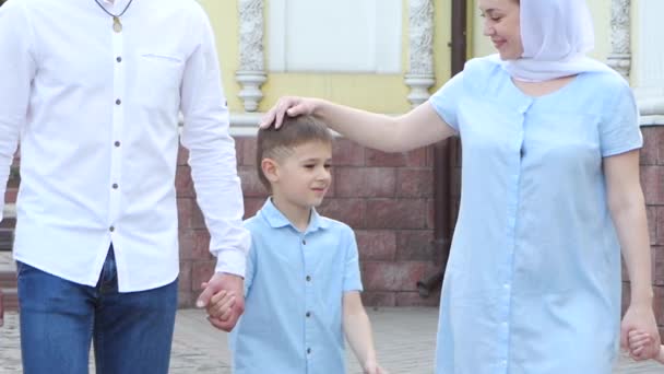 Familia de cuatro personas paseando al aire libre — Vídeos de Stock