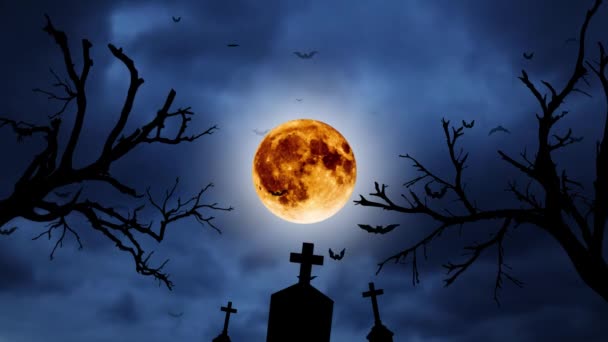 Silueta de luna amarilla de un árbol de cruces y murciélagos voladores. Nubes nocturnas fondo — Vídeo de stock