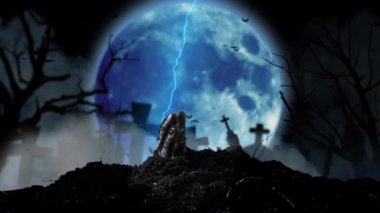 Blue moon ile yıldırım titriyor ve insan eli yerden yavaş yavaş ortaya çıkıyor