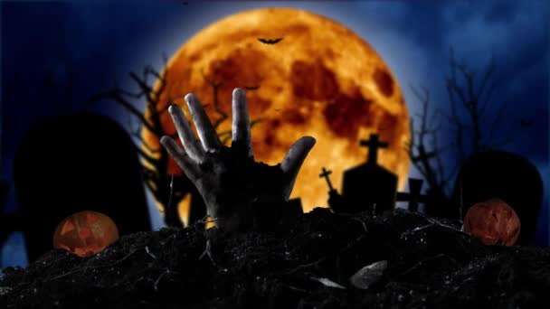 Zombi kéz jön ki a sírba, a háttérben a halloween tököt — Stock videók