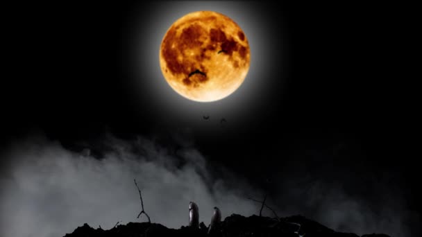 Die menschliche Hand klettert hinter einem leuchtend gelben Mond und einem blauen Funkeln auf den Friedhof. schwarzer rauchiger Hintergrund — Stockvideo