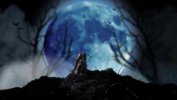 Die menschliche Hand erhebt sich aus dem Boden, man sieht den blauen Mond und die Silhouetten der Bäume. rauchiger Hintergrund — Stockvideo