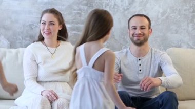 Anne ile çocuk yatak yatak odasında oturup konuşmak