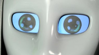 Robot gözleri açık ve kapalı. Yakın çekim