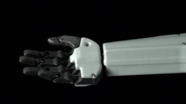 Robot el bir jest kendine çağırır. Ağır çekim. Yakın çekim