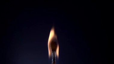 Aydınlatma ve siyah arka plan üzerine yanan maç. Ağır çekim