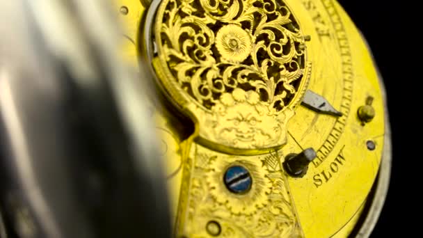 Engranajes el mecanismo de un reloj de bolsillo vintage. De cerca. Fondo trasero. Sonido — Vídeos de Stock
