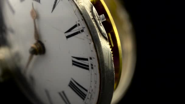 Mécanisme de fonctionnement de l'engrenage d'horloge tourner à gros plan. Fond noir. Ferme là. Son 