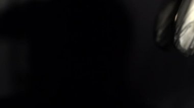 Antika saat Döndür çevir portre. Siyah arka plan. Ses