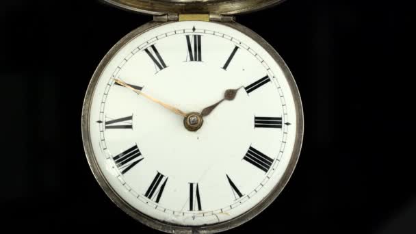 Montre par paquets avec design vintage cadran gros plan avec des flèches fond noir. Son 