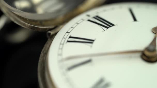 Horloge draait dicht op de wijzerplaat van een zakhorloge. Zwarte achtergrond. Geluid — Stockvideo