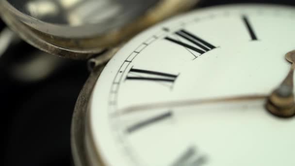 Montre tourne cadran fermé d'une montre de poche. Fond noir. Son 