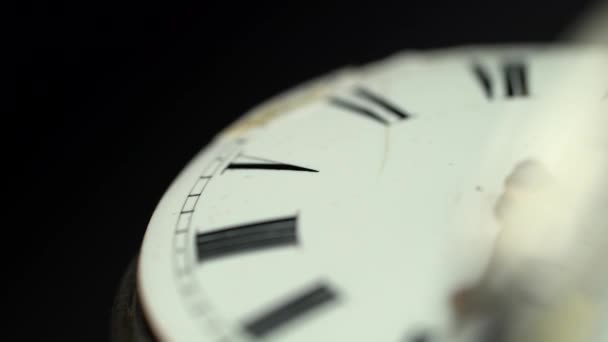 Antike Uhr drehen Zifferblatt Nahaufnahme. schwarzer Hintergrund. Klang — Stockvideo
