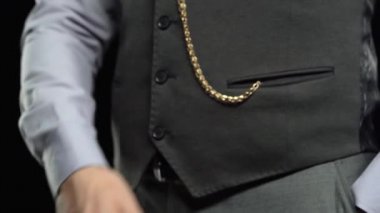 Toplayıcı bir zincir nöbet ortaya çıkarır ve onun avucunda ölmüş. . Siyah arka plan. Ses