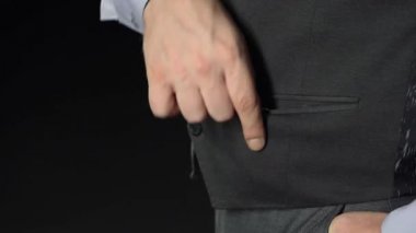 Adam cebinden o zaman görünüyor bir zincir üzerinde bir saat çeker. Siyah arka plan. Ses