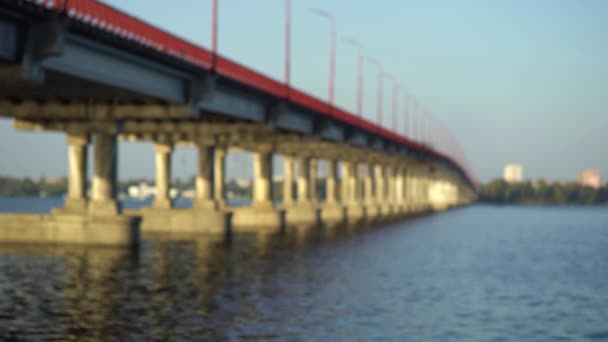 Betonbrücke steht auf dem unruhigen Fluss. Himmel Hintergrund — Stockvideo