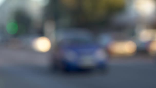 Les voitures floues conduisent sur la route .