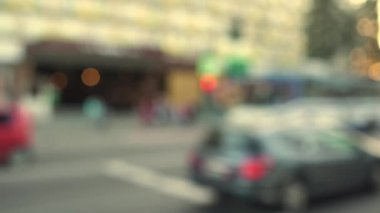 Geçen arabaların bulanıklık ve sonra insanlar karşıdan karşıya