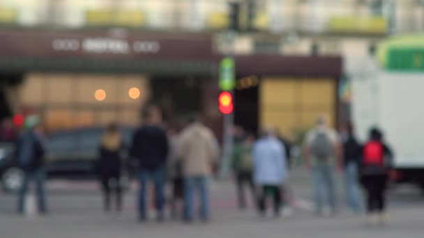 Defocusing Mensen Permanent Wachten Het Groene Verkeerslicht — Stockvideo