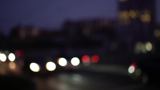Faros de coche y luces traseras fuera de foco — Vídeos de Stock