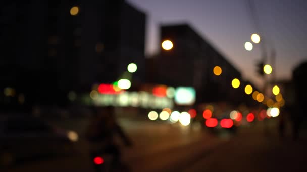 Hors foyer circulation de la ville la nuit 