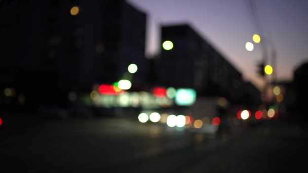 Time lapse movimiento nocturno de coches y personas fuera de foco — Vídeo de stock