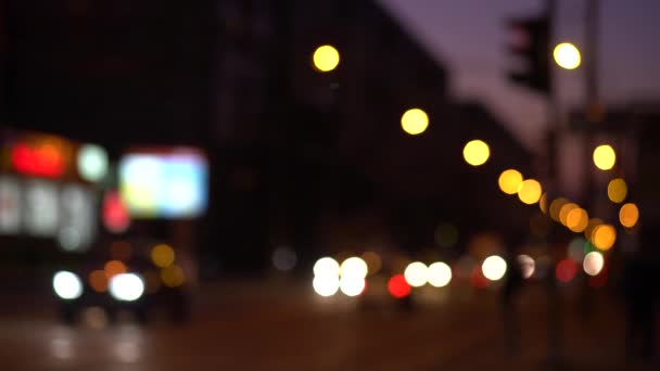 Faros de coche y luces traseras fuera de foco — Vídeos de Stock