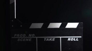Dusk içinde eylem film clapboar. Yakın çekim. Siyah arka plan
