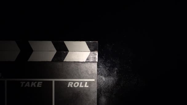 La personne utilise film clapper conseil sur noir gros plan — Video