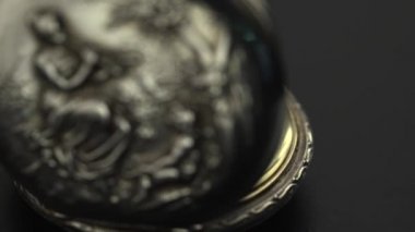 Vintage bir saat üzerinde oyma yakın çekim