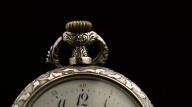 Cep saati ile vintage tasarım closeup döndürmek siyah arka plan